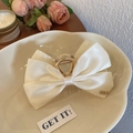 Elegante pinza per capelli in raso crema con fiocco e base in metallo dorato da donna - Fermaglio a fiocco / Bianco