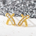 Vue macro de boucles d'oreilles croisées plaquées or 18 carats avec strass étincelants - Croisé