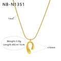 Dettaglio macro della collana placcata oro 18K con misure e ciondolo a U irregolare - Pendente Geometrico Irregolare (NB-N1351)