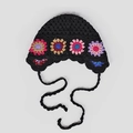 Détail d'un béguin noir au crochet avec broderies florales colorées et longues lanières - Noir