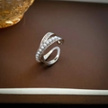 Silberner verstellbarer Ring mit weißen Perlen und Zirkonia auf texturiertem Sockel - Silber Verflochtene Perle (45#)