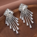 Elegante Braut-Quastenohrringe mit quadratischem Zirkonia und silbernen Fransen - Silber (ERS-J4279S)