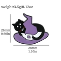 Dettaglio spilla gatto di Halloween con dimensioni 28x25mm e indicazione peso 3,5g - Gatto nero con cappello viola / Gatto con cappello da mago viola