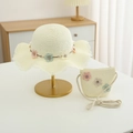 Détail d'un ensemble chapeau de paille et mini sac pour enfant avec fleurs élégantes - Ensemble-Blanc Crème