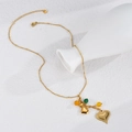 Collana boho dorata con ciondolo a cuore e perline colorate su un vaso bianco liscio - Stile Combinazione Ciondolo Cuore e Perline Colorate (N2149)