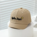 Dettaglio del ricamo Hello Sun su un cappellino da baseball kaki per bambini - 48-50cm(6 Mesi-2 Anni) / Cachi