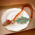 Collier vintage en perles d'ambre avec glands et feuilles sur assiette en relief - 71# Collier - Collier à boucle OT en perles d'ambre avec gland et feuille