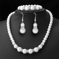 Elegantes weißes ABS Perlen Schmuckset mit Halskette Armband und Ohrringen auf Büste - 3-teiliges Set / Weiße Perle Silberfarben