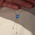 Elegante collana a Y dorata con gemma blu rettangolare e ciondoli con diamanti fini - Collana - Oro - Blu