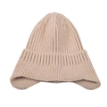 Detalle de gorro beige de punto acanalado con orejeras y textura térmica de invierno - Beige