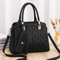 Bolso tote negro acolchado con herrajes dorados y un pequeño monedero a juego - Negro