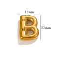 Dettaglio del ciondolo a lettera B dorata con dimensioni di 16mm di larghezza e 22mm di altezza - Oro B