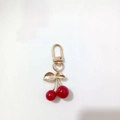 Llavero de aleación dorada con colgantes de cerezas rojas y un acabado dorado pulido - Cereza Roja Hebilla Simple (Cereza B)