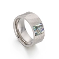 Anillo ancho de hombre en acero martillado con incrustación de concha de abulón irisada - US 7 / Color Acero