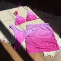 Bikini tre pezzi sfumato rosa con decorazione floreale e gonna mare in rete arricciata - S / Set rosa da 3 pezzi