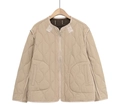 Detail van winddicht gewatteerd jack met retro golfpatronen en knoopdetails bij de kraag - XS / Khaki