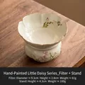 Set colino da tè in ceramica dipinto a mano con margherite su sfondo di legno rustico - Filtro con Margherita Dipinta a Mano + Base