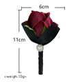 Rote künstliche Rosen-Ansteckblume mit schwarzem Band und Perlendetail, 11cm hoch - Weinrote Samtrosen-Ansteckblume