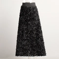 Detail der 3D-Rosenstruktur auf dem schwarzen A-Linien-Maxirock mit hoher Taille für Damen - S / Schwarz