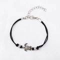 Détail de la chevillère tressée noire avec pendentif tortue et fermoir mousqueton - Noir - Style Chaîne d'Extension
