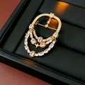 Dettaglio della spilla ovale placcata oro 18k con zirconi e catene pendenti - Stile Stella con Nappine Ovali / Oro (Placcato Oro 18K)