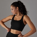 Détail d'un ensemble de sport noir sans couture avec soutien-gorge carré et legging côtelé - Noir