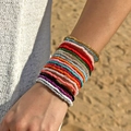 Set de pulseras de cuentas coloridas apiladas en la muñeca con estilo playero boho - Juego de 20 Piezas Multicolor