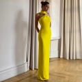 Elegante abito lungo giallo brillante con scollo all'americana e spacco laterale - S / Giallo