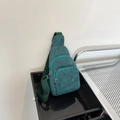 Dunkelgrüne Cord-Brusttasche mit verstellbarem Gurt und doppelten Reißverschlussfächern - Dunkelgrün