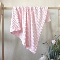 Coperta rosa per neonati in morbido tessuto Minky a pois appesa a un supporto in legno - Doppia Faccia Rosa