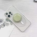 Dettaglio del supporto MagSafe verde pieghevole applicato a una cover bianca - Staffa Magnetica Base Opaca / Verde Matcha