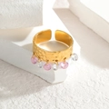Makroansicht des goldgehämmerten Rings mit rosa und weißen facettierten Edelsteinanhängern - R802-Rosa Weißer Runder Edelstein