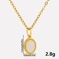 Détail d'un pendentif ovale en nacre blanche sur collier en acier inoxydable doré - Collier ovale en nacre blanche doré