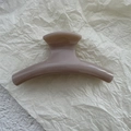 Dettaglio della pinza per capelli color talpa neutro con finitura lucida e design minimalista - Cioccolato Chiaro