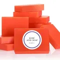 Stapel van 100g oranje kojiczuurzeep voor huidverheldering op een witte achtergrond - Kojiczuur zeep / 100g (Nr. 15 Label)