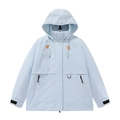 Hellblaue Outdoor-Windjacke mit Kapuze, funktionellen Taschen und verstellbarem Kordelzug - S / Mondscheinblau