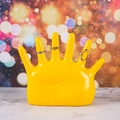 Porta anelli decorativo a forma di mano gialla con tre anelli in metallo assortiti - Slot per 6 Dita / Giallo a 6 Dita