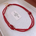 Dettaglio di collana a doppio strato con perline rosse e chiusura a moschettone oro - Collana-Rosso