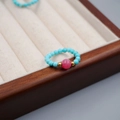 Anello elastico con perline turchesi e una perla centrale rosa decorativa - Stile Quarzo Fragola