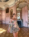 Detailweergave van de chiffon bloemenjurk met gelaagde ruches en roze rozenprint - S / Chiffon Geprint Als Afbeelding