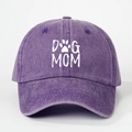 Détail de l'imprimé DOG MOM et motif patte sur casquette de baseball en coton violet - Violet foncé