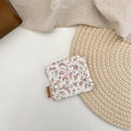 Vista dettagliata della trama floreale in tessuto e della chiusura a scatto sulla borsa - Piccolo (8x7cm) / Rosa Piccolo