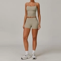Ensemble de yoga beige moulant pour femmes avec débardeur court et short taille haute - L / Haut Et Bas / Débardeur + Short Brun Chameau