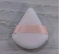 Borla de maquillaje de terciopelo blanco con cinta de raso rosa para polvos - Tamaño mini / Color Piel