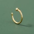 Minimalistischer goldener C-Nasenring aus Edelstahl mit polierter Metalloberfläche - C-Form Glatte Oberfläche / Gold