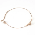Pulsera minimalista de acero inoxidable chapado en oro rosa de 18K con dije de flor rosa - Oro de 18K / Oro rosa