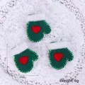 Trois gants de Noël en feutre de laine vert foncé avec coeurs rouges et bordure fourrure - Gant Cœur-Vert / Ensemble de 3