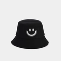 Nahaufnahme des schwarzen Baumwoll-Anglerhuts mit minimalistischem Smiley-Aufdruck - Schwarz