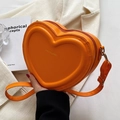 Dettaglio della borsa a tracolla arancione a forma di cuore in pelle PU goffrata - Arancione