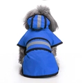 Détail de l'imperméable bleu pour chien avec bandes réfléchissantes et design à capuche - 3XL / Bleu